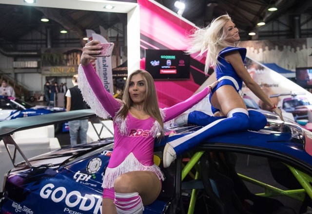 nguoi-mau-nga-va-xe-oto-tao-dang