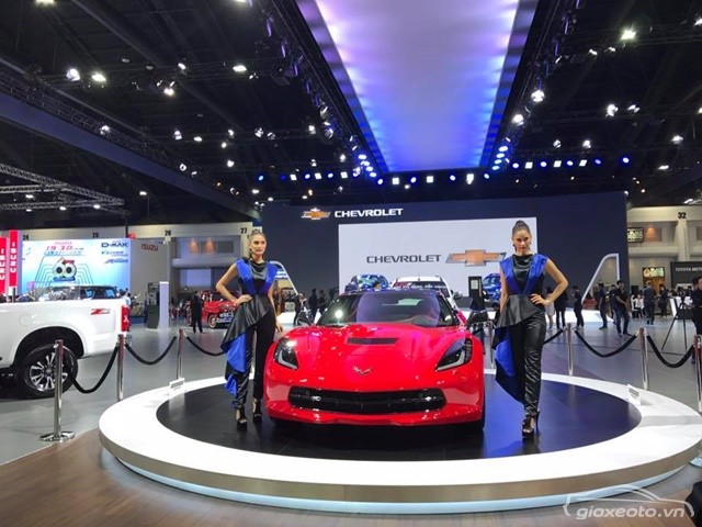 nguoi-mau-oto-thai-lan-va-xe-chevrolet