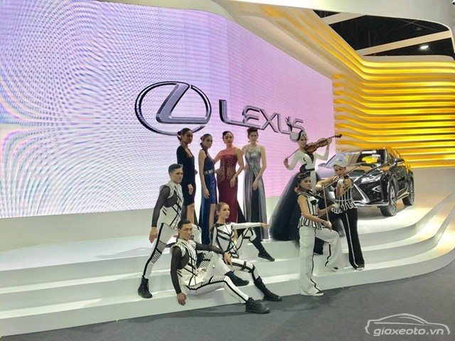 nguoi-mau-oto-thai-lan-va-xe-lexus-2017