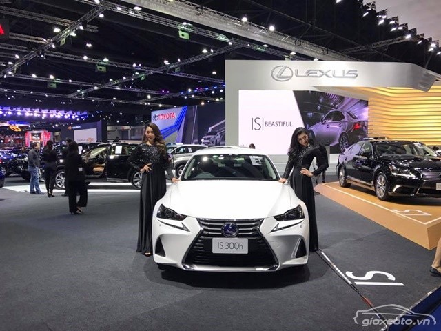 nguoi-mau-oto-thai-lan-va-xe-lexus