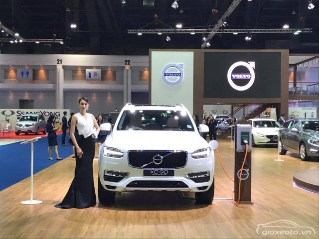 nguoi-mau-oto-thai-lan-va-xe-volvo