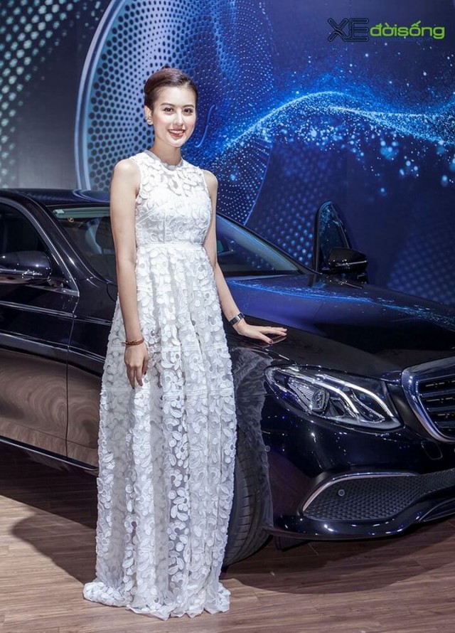 nguoi-mau-oto-viet-nam-ben-xe-mercedes