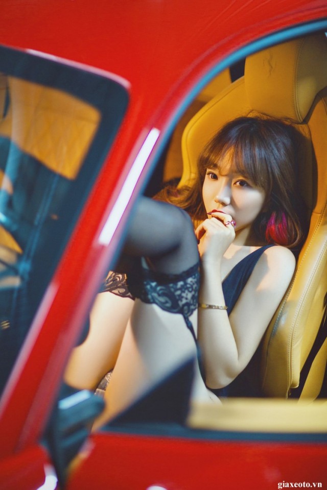 nguoi-mau-va-xe-ferrari10