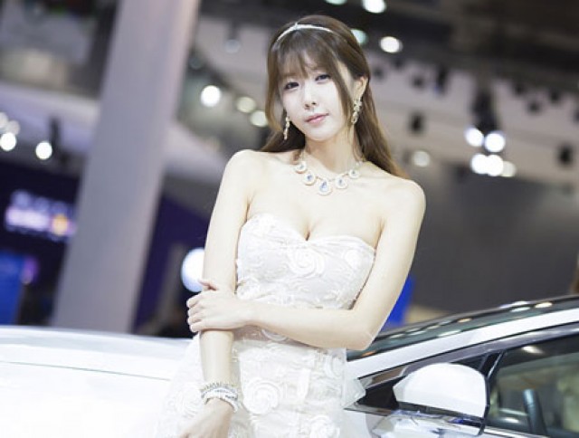 nguoi-mau-xe-hoi-heo-yun-mi