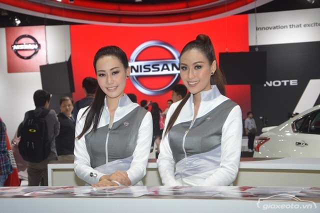 nguoi-mau-xe-hoi-thai-lan