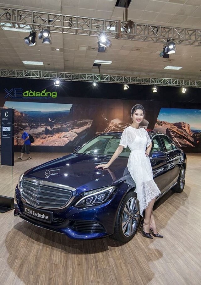 nguoi-mau-xe-hoi-viet-nam-ben-xe-mercedes-benz-c250