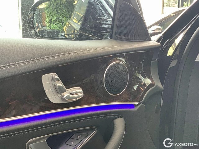 nho-vi-tri-ghe-xe-mercedes-benz-e200-exclusive
