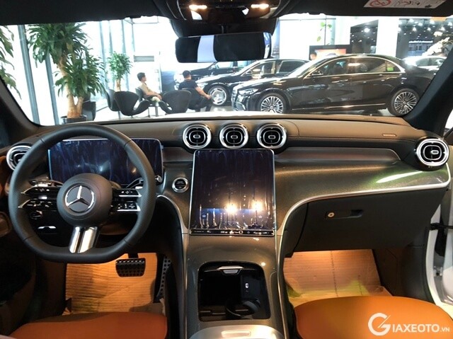 noi-that-xe-mercedes-glc300-2024