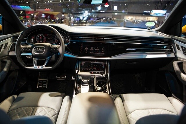 noi-that-xe-Audi-Q8