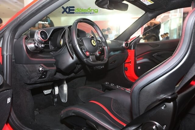 noi-that-xe-Ferrari-F8-Tributo