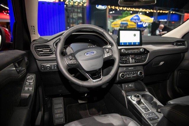 noi-that-xe-Ford-Escape