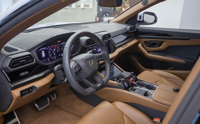 noi-that-xe-lamborghini-urus-se