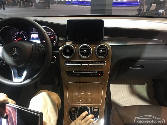 noi-that-xe-mercedes-glc-250