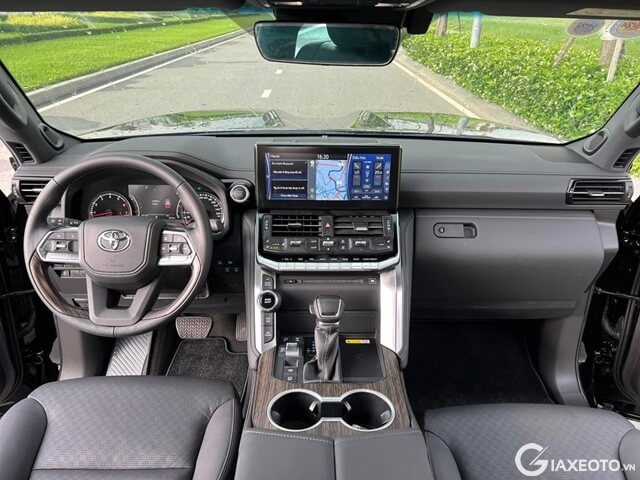 noi-that-xe-toyota-land-cruiser-2023-mau-den