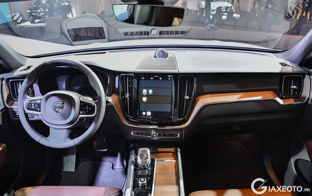 noi-that-xe-volvo-xc60-2025