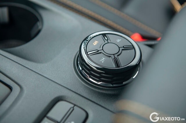 num-xoay-dia-hinh-xe-Ford-Ranger-2022