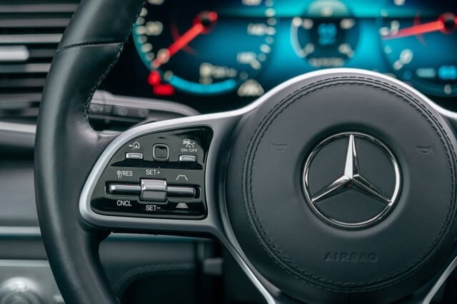 nut-bam-tren-vo-lang-xe-mercedes-benz-gls-580-4matic