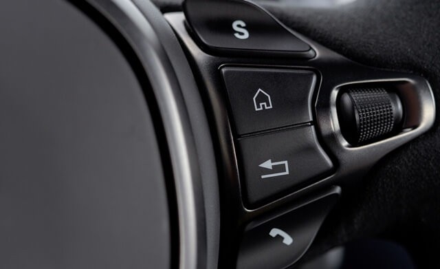 nut-chinh-tich-hop-tren-vo-lang-xe-aston-martin-db11