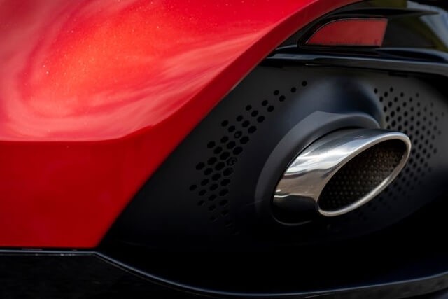 ong-xa-xe-aston-martin-dbx