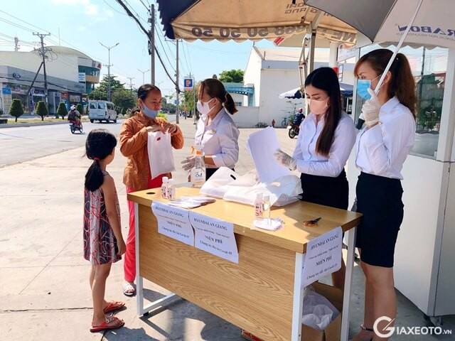 phat-khau-trang-mien-phi-hyundai-an-giang