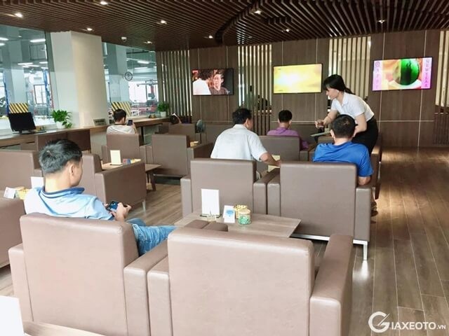 phong-cho-khach-hang-toyota-hoai-duc