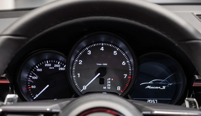 porsche-macan-ban-xang-bang-dong-ho-ky-thuat-so