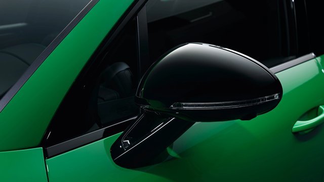 porsche-macan-ban-xang-guong-chieu-hau