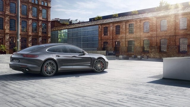 porsche-panamera-turbo-nhin-tu-sau