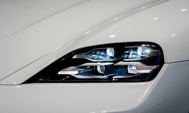 porsche-taycan-den-pha