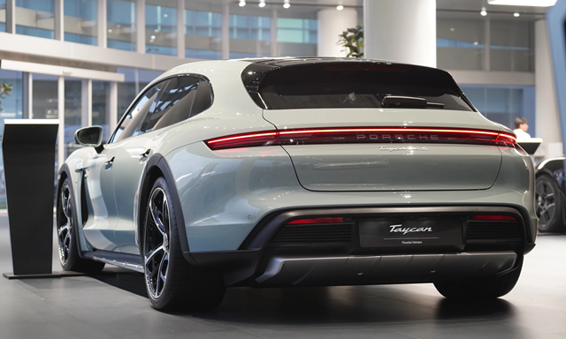 porsche-taycan-hong-va-duoi-xe