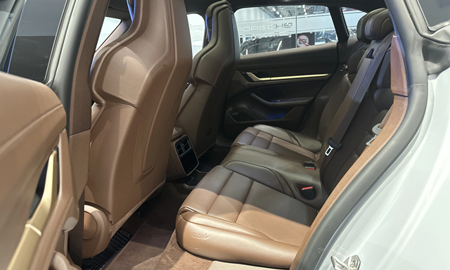 porsche-taycan-khoang-hanh-khach