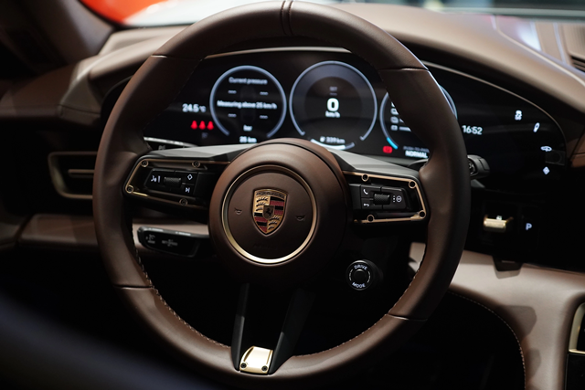 porsche-taycan-vo-lang