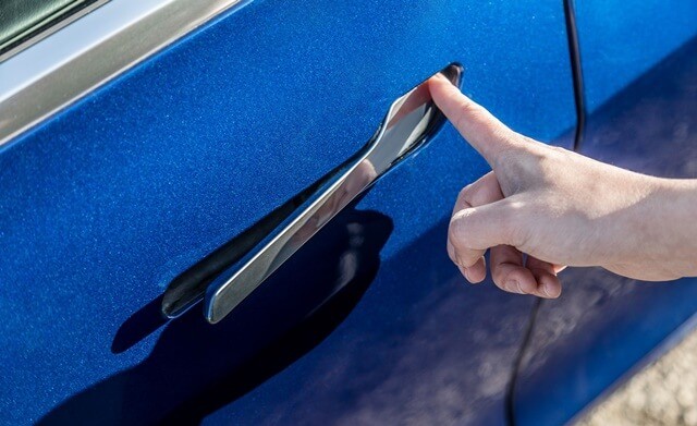 tay-cua-xe-Tesla-Model-3