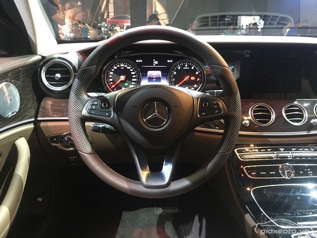 tay-lai-xe-mercedes-e250