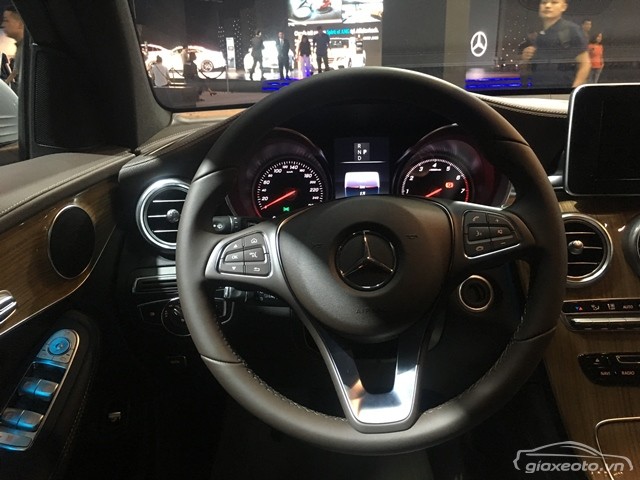 tay-lai-xe-mercedes-glc-250