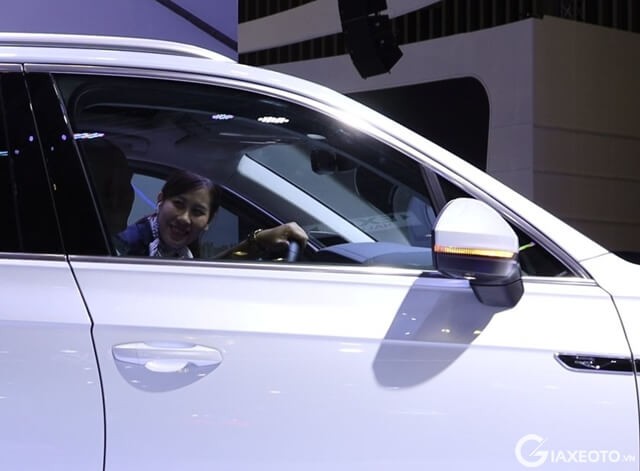 tay-nam-cua-xe-volkswagen-touareg-2023