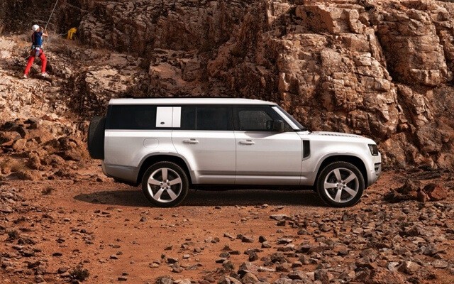 than-xe-Land-Rover-Defender-130