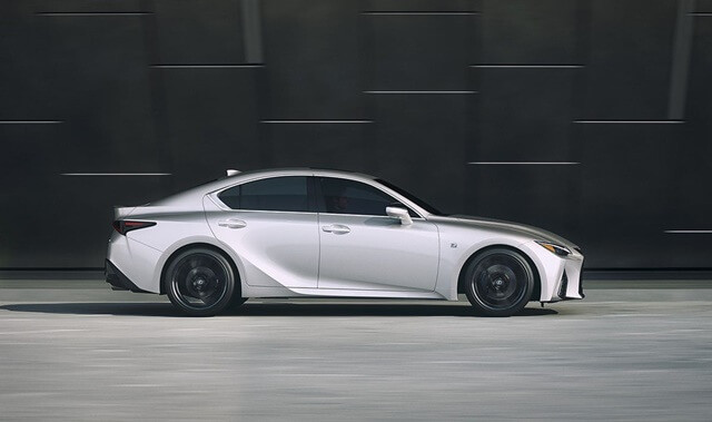 than-xe-Lexus-IS300h-2025