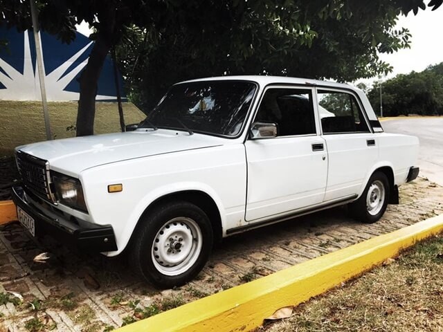 than-xe-lada-co-mau-trang