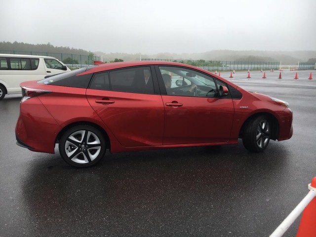 than-xe-toyota-prius-hybrid-mau-do