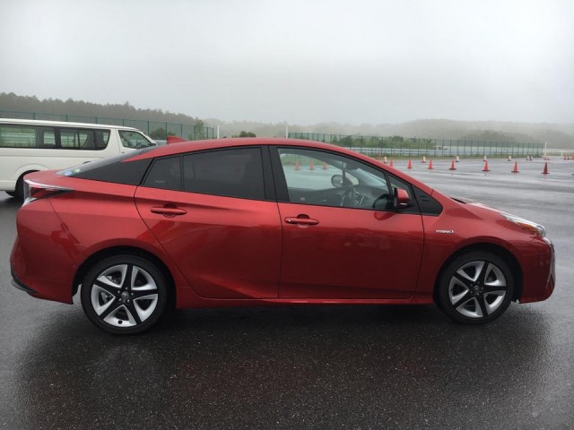 than-xe-toyota-prius-mau-do