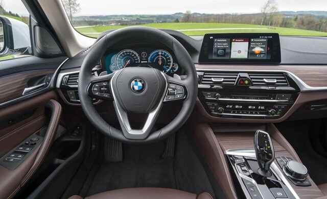 tien-nghi-xe-BMW-530e-plug-in-hybrid