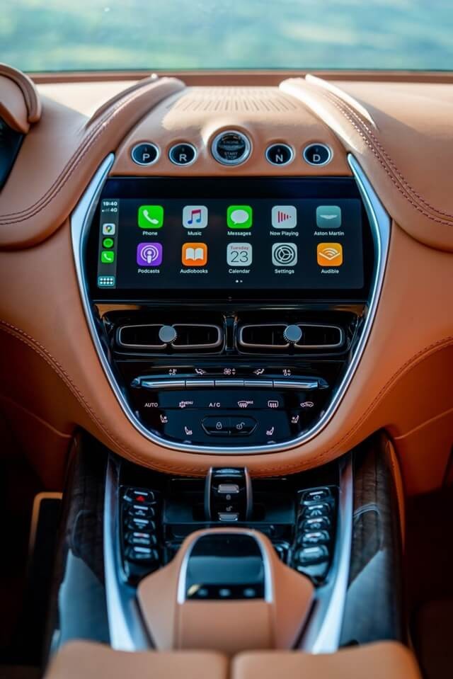 tien-nghi-xe-aston-martin-dbx