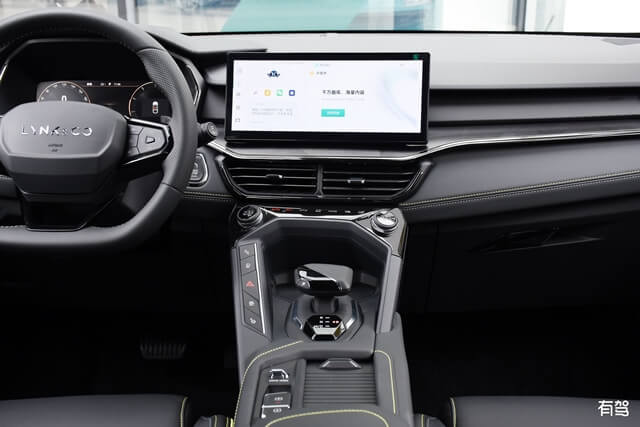 tien-nghi-xe-lynk-co-06