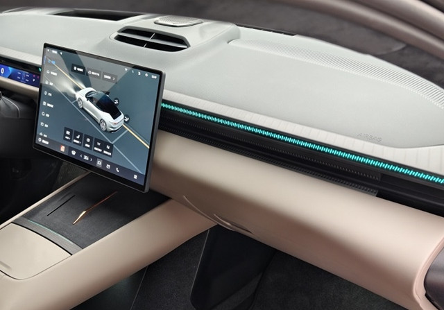 tien-nghi-xe-lynk-co-z10