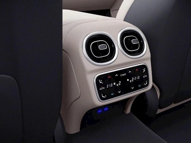 tien-nghi-xe-mercedes-amg-c300