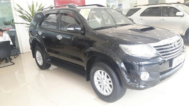 toyota-fortuner-cu-mau-den