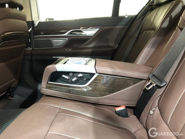 tua-tay-hang-ghe-sau-xe-bmw-730li