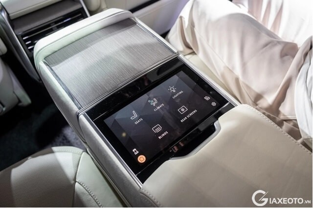 tua-tay-hang-ghe-sau-xe-range-rover-2023