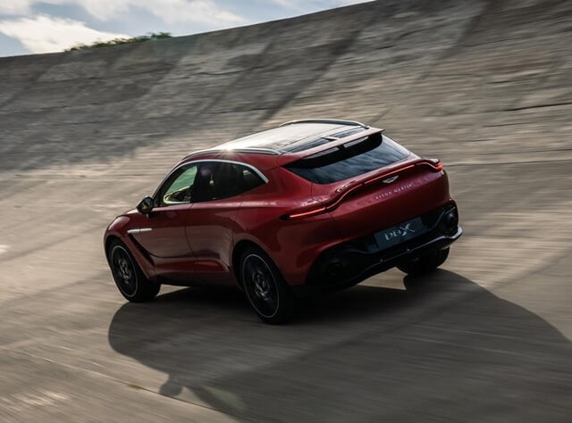 van-hanh-xe-aston-martin-dbx